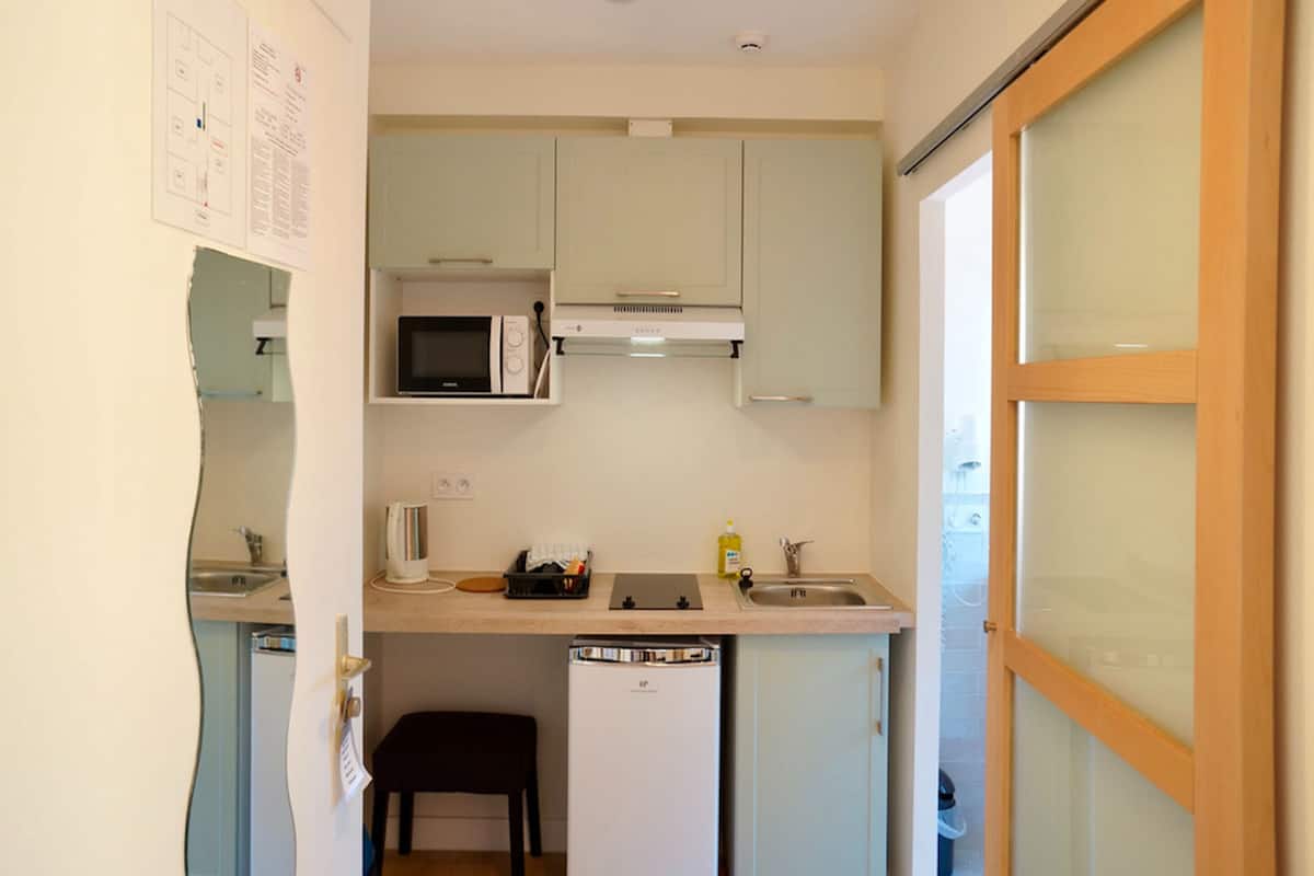 studio, ensuite (confort studios 1/2) | private kitchen | coffee/tea maker