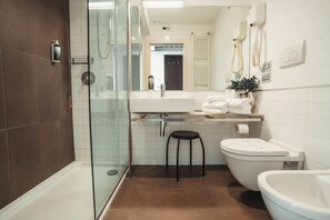 Double Room | Bathroom | Free toiletries, hair dryer, towels - Mod 05 bike hotel (Castelnuovo del Garda)