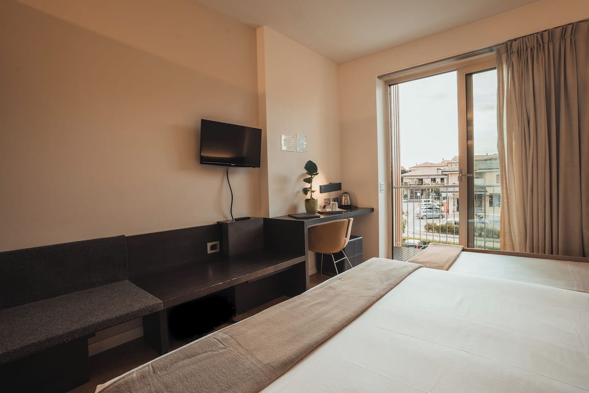 Triple Room | Minibar, in-room safe, desk, soundproofing