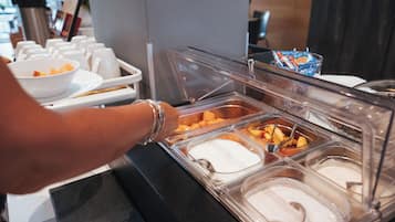 Tägliches kontinentales Frühstück (10 EUR pro Person)