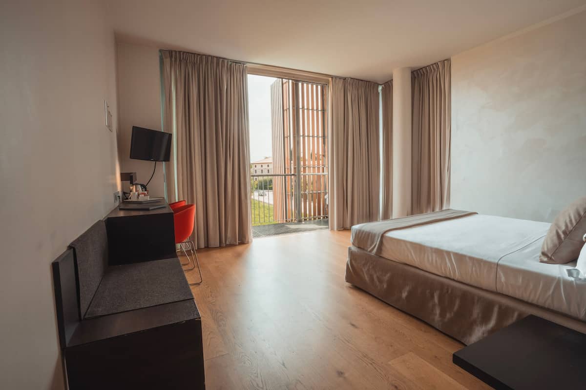 Deluxe Triple Room | Minibar, in-room safe, desk, soundproofing