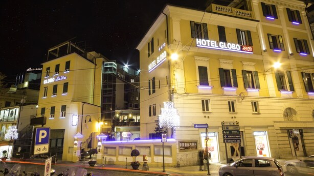 A hotel with a sign reading "HOTEL GLOBO" and "GENOVA 142". - Hotel Globo Suite (Sanremo)