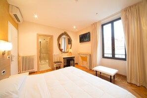 Comfort Double Room | Minibar, in-room safe, desk, soundproofing