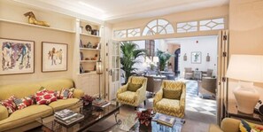 Lobby lounge