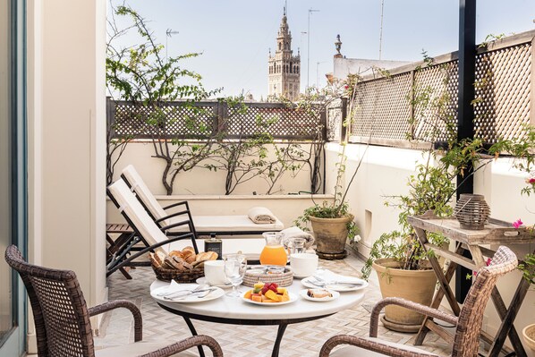 Penthouse Panorama, teras, pemandangan kota (Pool) | Seprai premium, selimut bulu angsa, brankas, dan didekorasi berbeda-beda