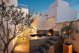 Habitación Grand, Terraza (Pool) | Ropa de cama de alta calidad y edredón