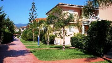 Premium bedding, desk