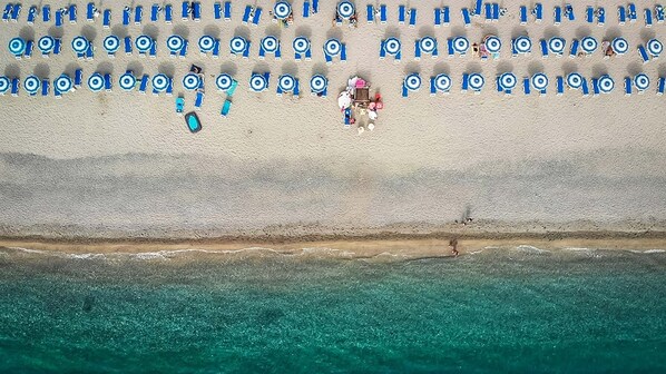 Pantai berhampiran, kerusi lepak pantai, payung, bola tampar pantai 