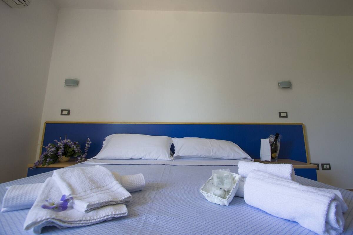 Basic Apartment | Peralatan tempat tidur premium, meja