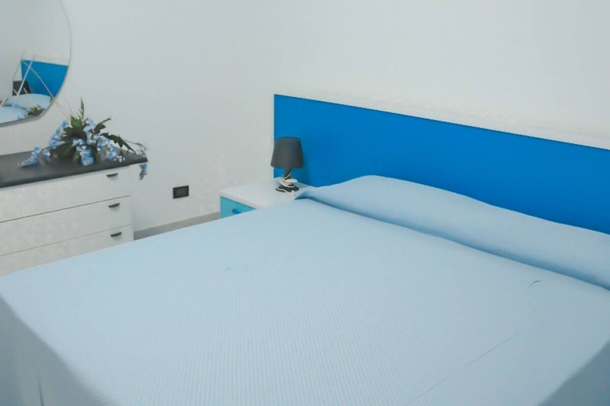 Comfort Apartment | Peralatan tempat tidur premium, meja