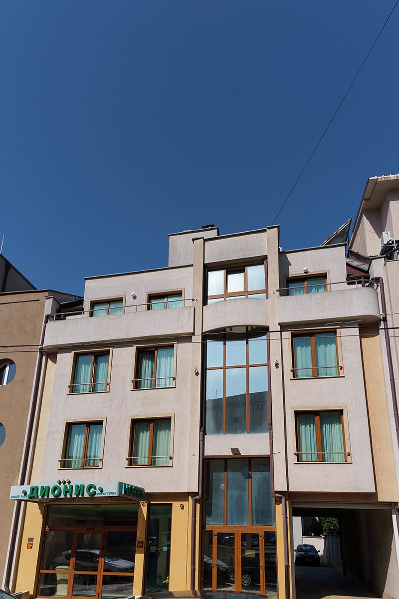 Un hotel de varios pisos con un diseño arquitectónico moderno, que cuenta con grandes ventanales y una entrada destacada.