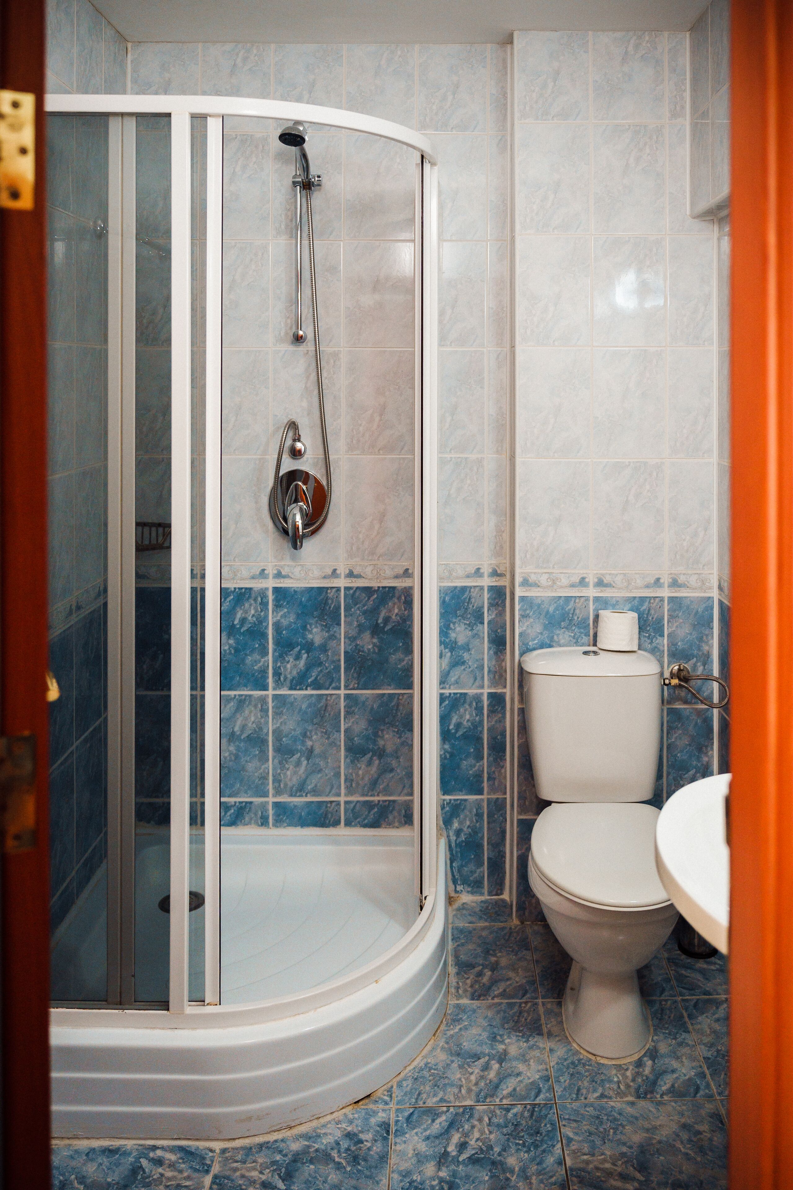 combined shower/bathtub, deep-soaking bathtub, free toiletries