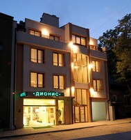 Fachada de la propiedad por la tarde o noche