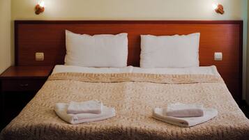 Escritorio, sistema de insonorización y tabla de planchar con plancha