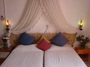 Premium bedding, down comforters, in-room safe, individually decorated - Kiniras Traditional Hotel & Restaurant (Paphos)