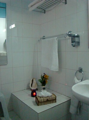Deep-soaking bathtub, free toiletries, hair dryer, towels - Kiniras Traditional Hotel & Restaurant (Paphos)