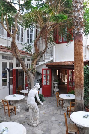 Lunch and dinner served - Kiniras Traditional Hotel & Restaurant (Paphos)