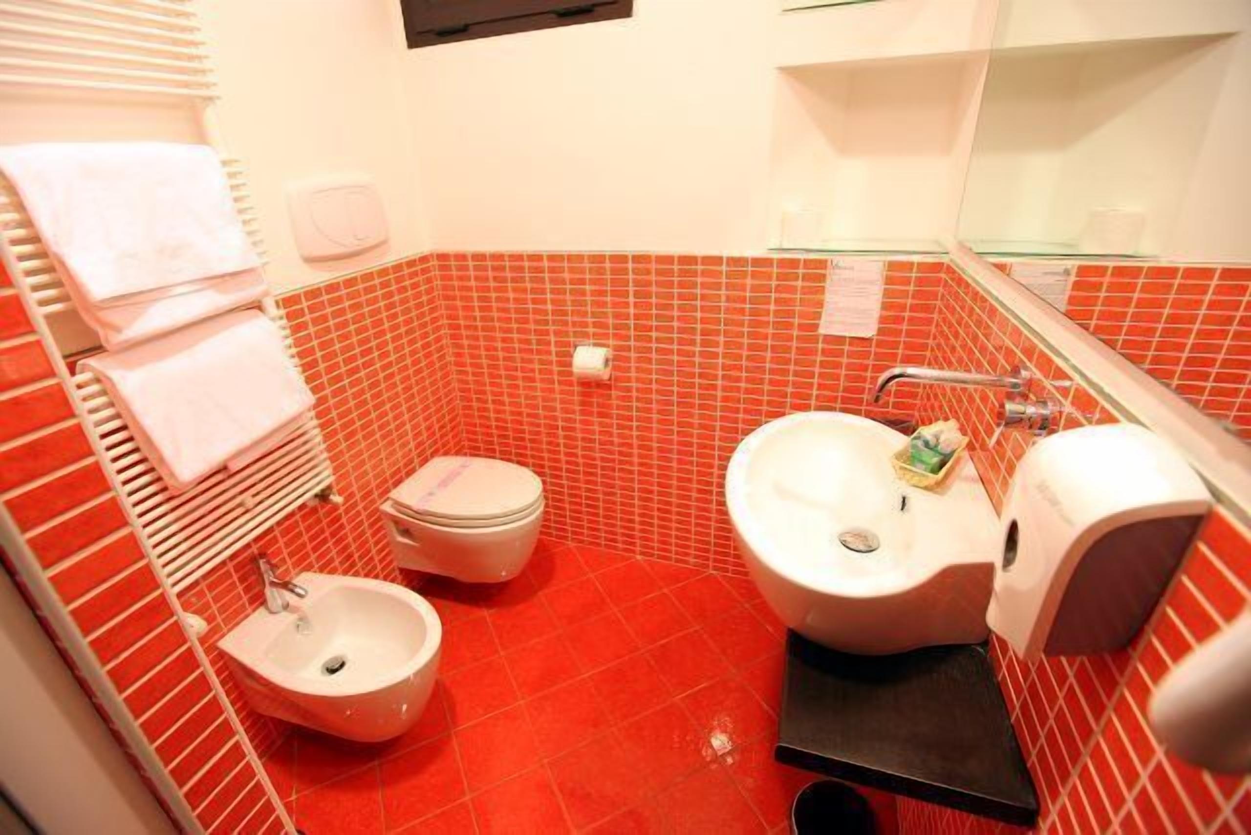single room | bathroom | shower, rainfall showerhead, free toiletries, hair dryer