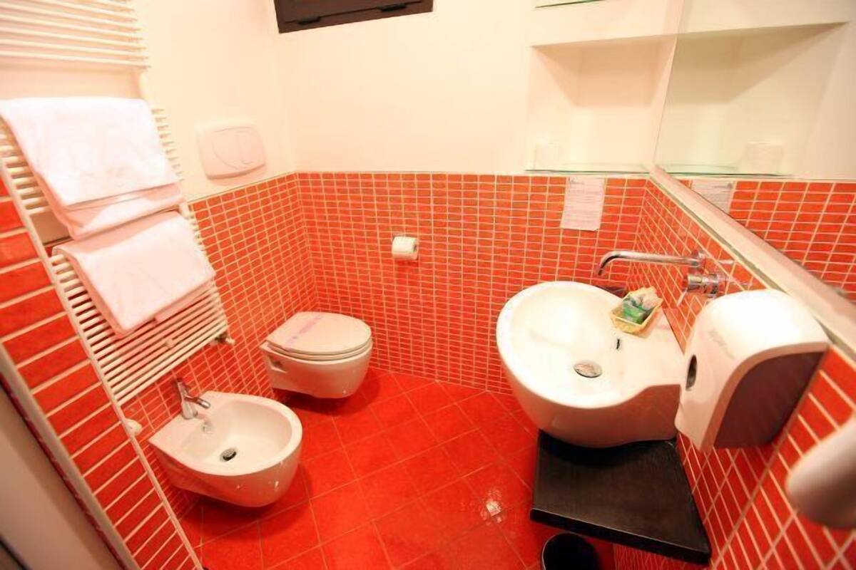 single room | bathroom | shower, rainfall showerhead, free toiletries, hair dryer