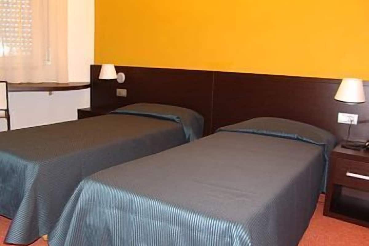 double room | minibar, desk, free wifi, bed sheets