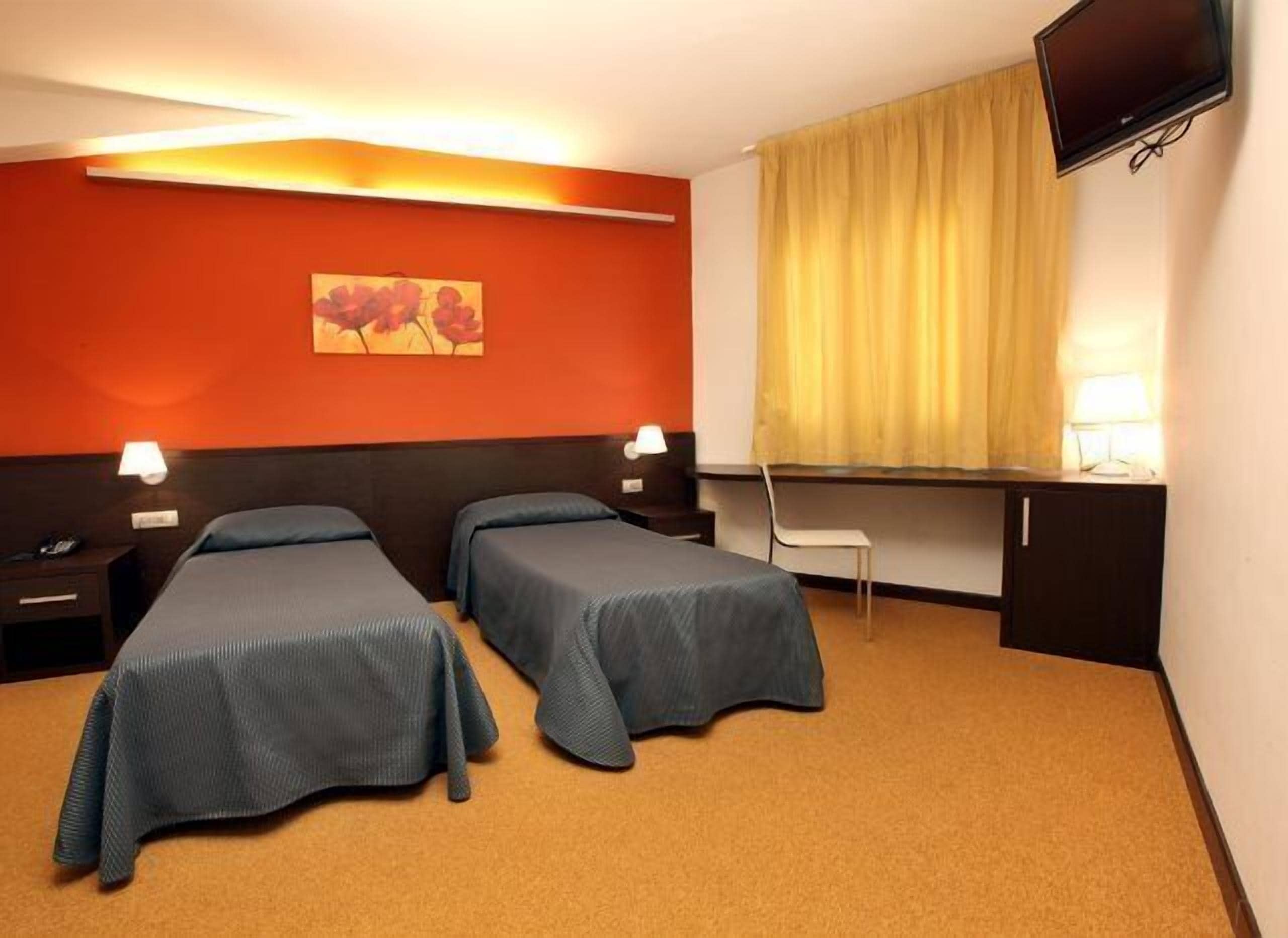 double room | minibar, desk, free wifi, bed sheets