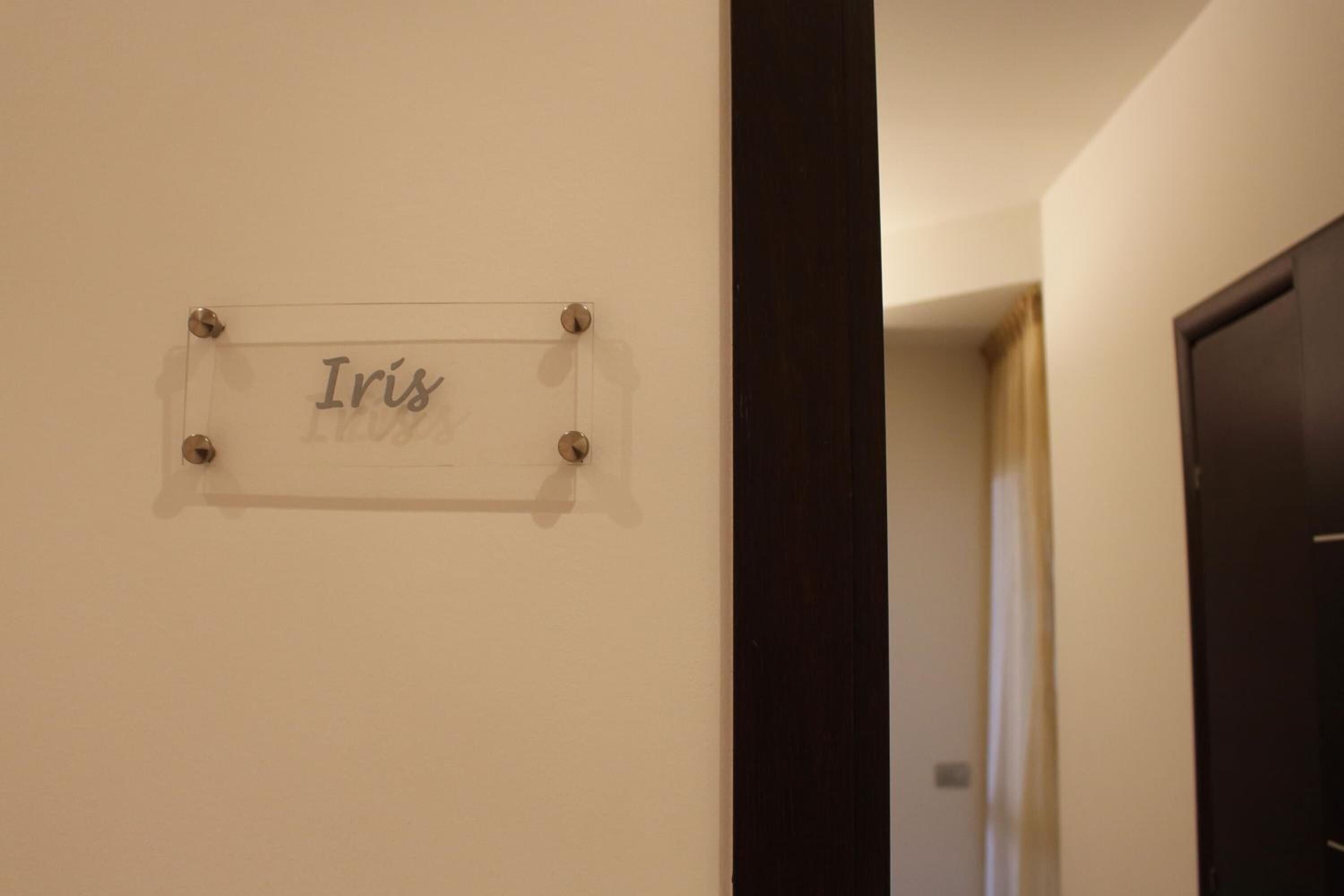 Ein Korridor mit einem Schild, auf dem 'Iris' steht.