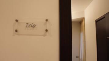 Ein Korridor mit einem Schild, auf dem 'Iris' steht.