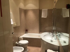 Deluxe-Apartment, 1 Schlafzimmer, barrierefrei, Stadtblick | Badezimmer | Duschwanne, kostenlose Toilettenartikel, Haartrockner, Bidet