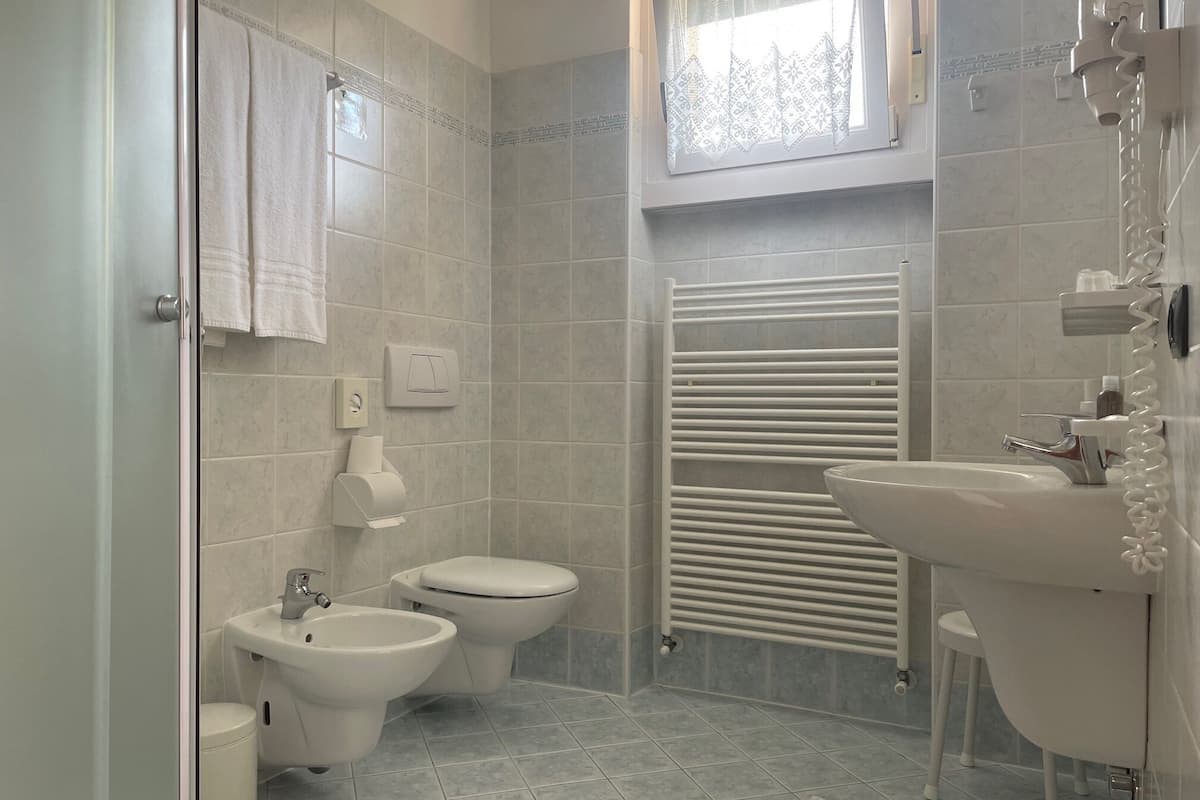 standard double room, 1 bedroom, balcony | in-room safe, individually decorated, individually furnished, desk
