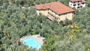 A large building with a swimming pool surrounded by trees. - Casa Chincarini (Malcesine)