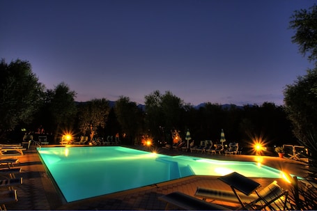 季节性开放的室外游泳池,池畔遮阳伞,日光浴躺椅. 成克里尼之家