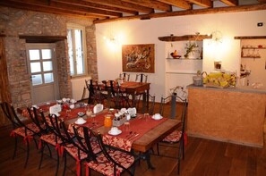 Petit déjeuner continental (6 EUR par personne)