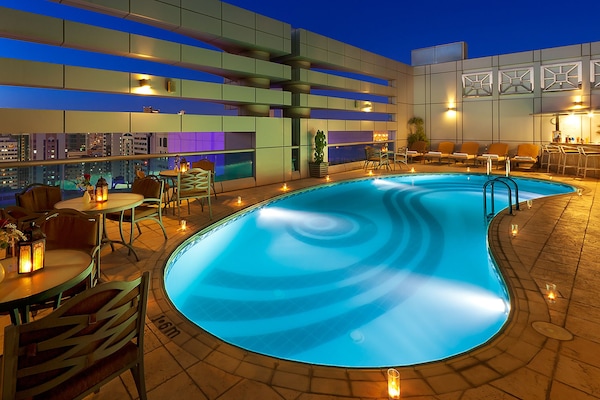 Utendørsbasseng og solsenger