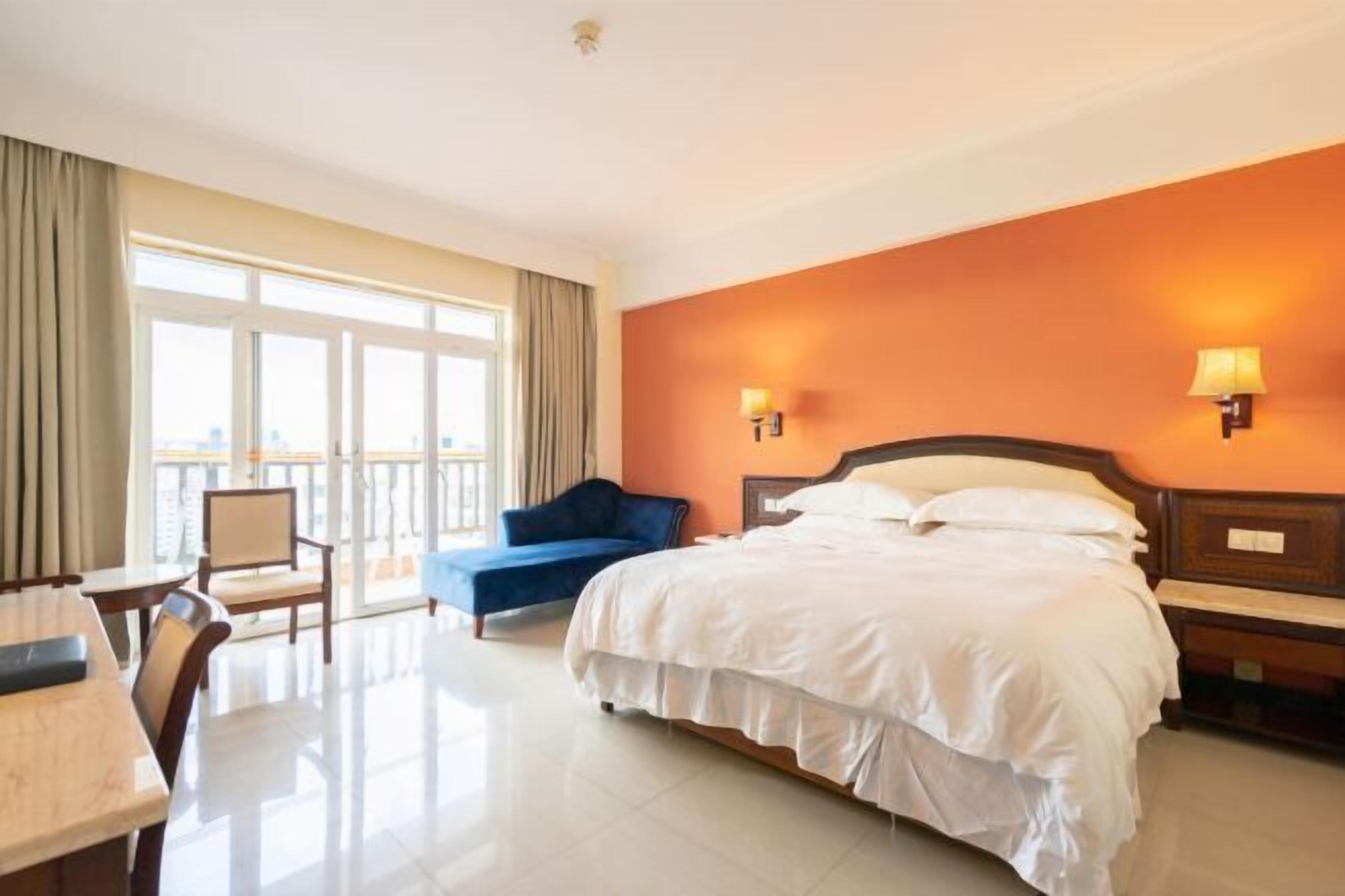 Minibaari, äänieristys, silitysrauta/-lauta, lisävuoteet