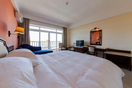 Minibar, sistema de insonorización y tabla de planchar con plancha . Lihua Hotel Haikou