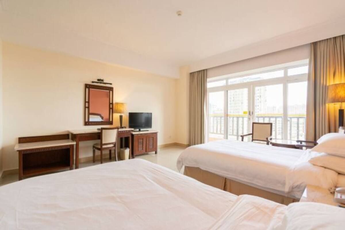 Een minibar, geluiddichte muren, een strijkplank/strijkijzer