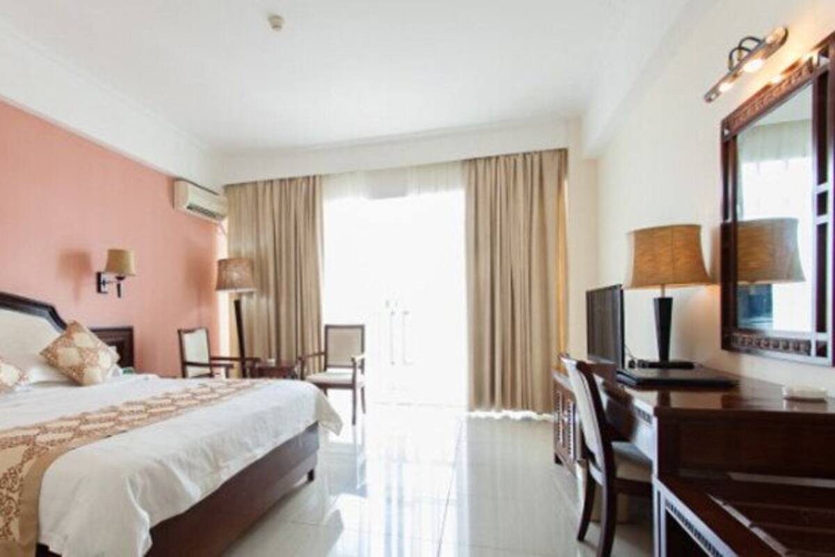 Een minibar, geluiddichte muren, een strijkplank/strijkijzer