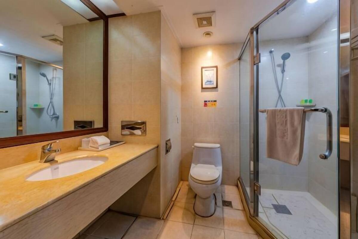 Frigobar, quartos à prova de som, ferros/tábuas de passar roupa
