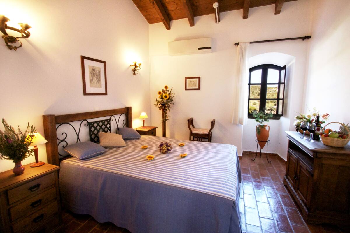 Habitación superior con 1 cama matrimonial o 2 individuales | 1 habitación, insonorización y ropa de cama