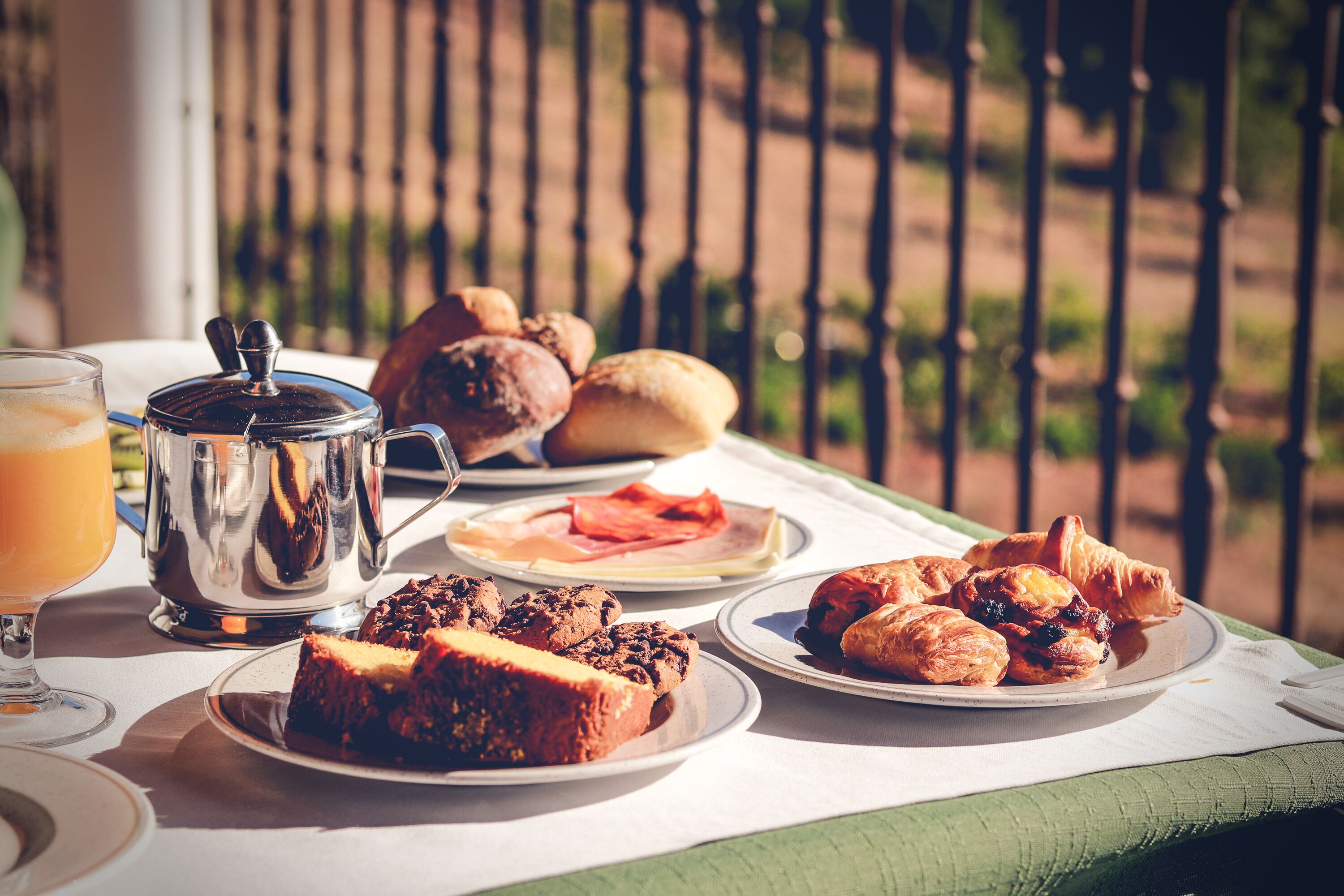 daily continental breakfast (eur 10 per person)