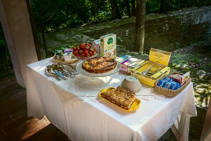 Free daily buffet breakfast