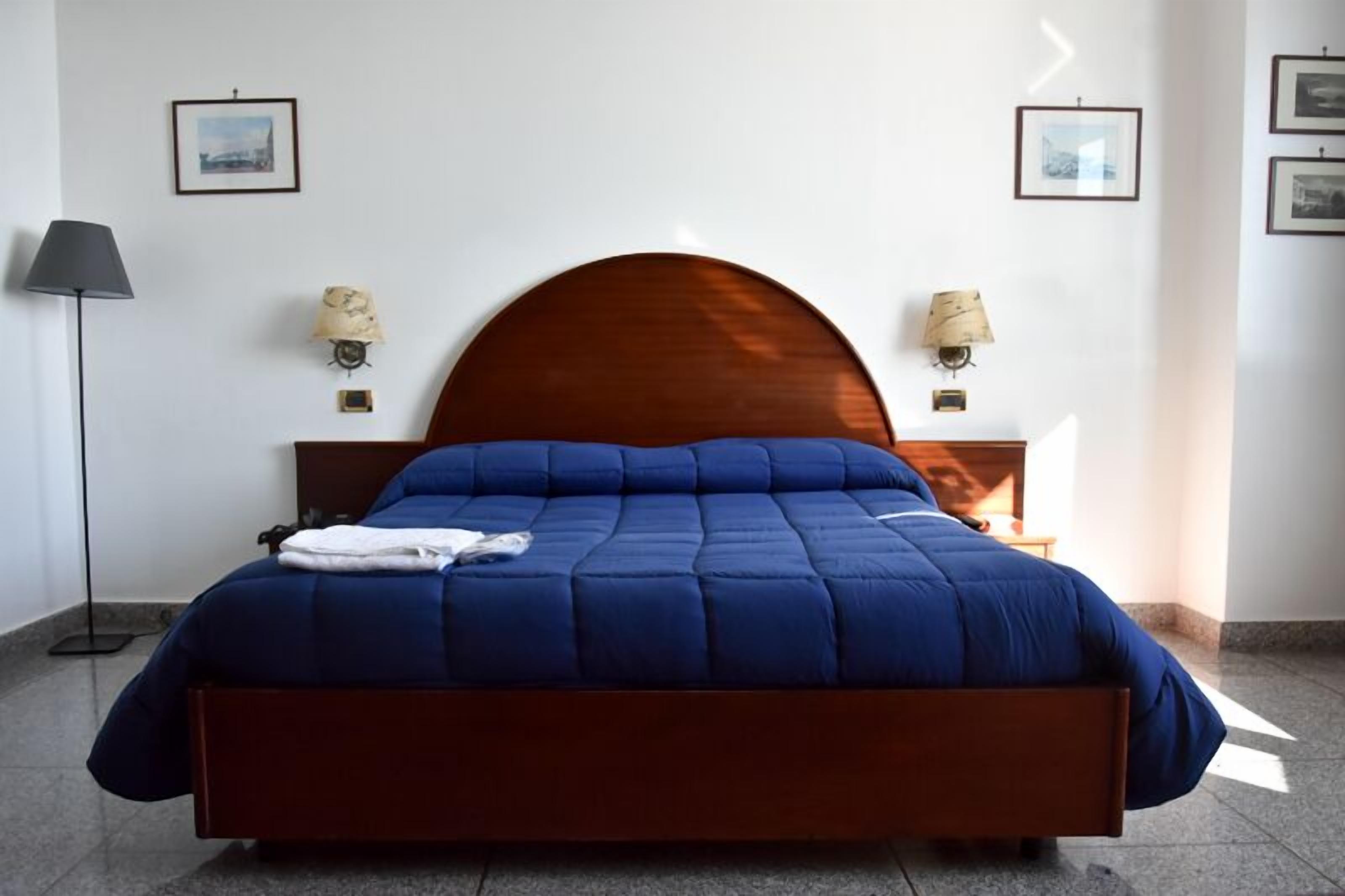 triple room, private bathroom | egyptian cotton sheets, pillow-top beds, minibar, individually furnished