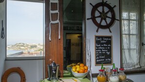 Una mesa con mantel verde, un cuenco de fruta y un cartel sobre el intercambio de libros.