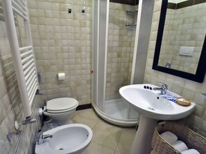 Douche, douche à « effet pluie », articles de toilette gratuits
