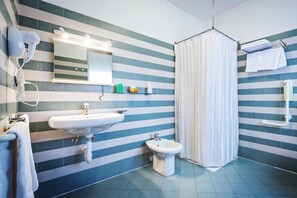 Triple Room | Bathroom | Hair dryer, towels - Roma (Aosta)