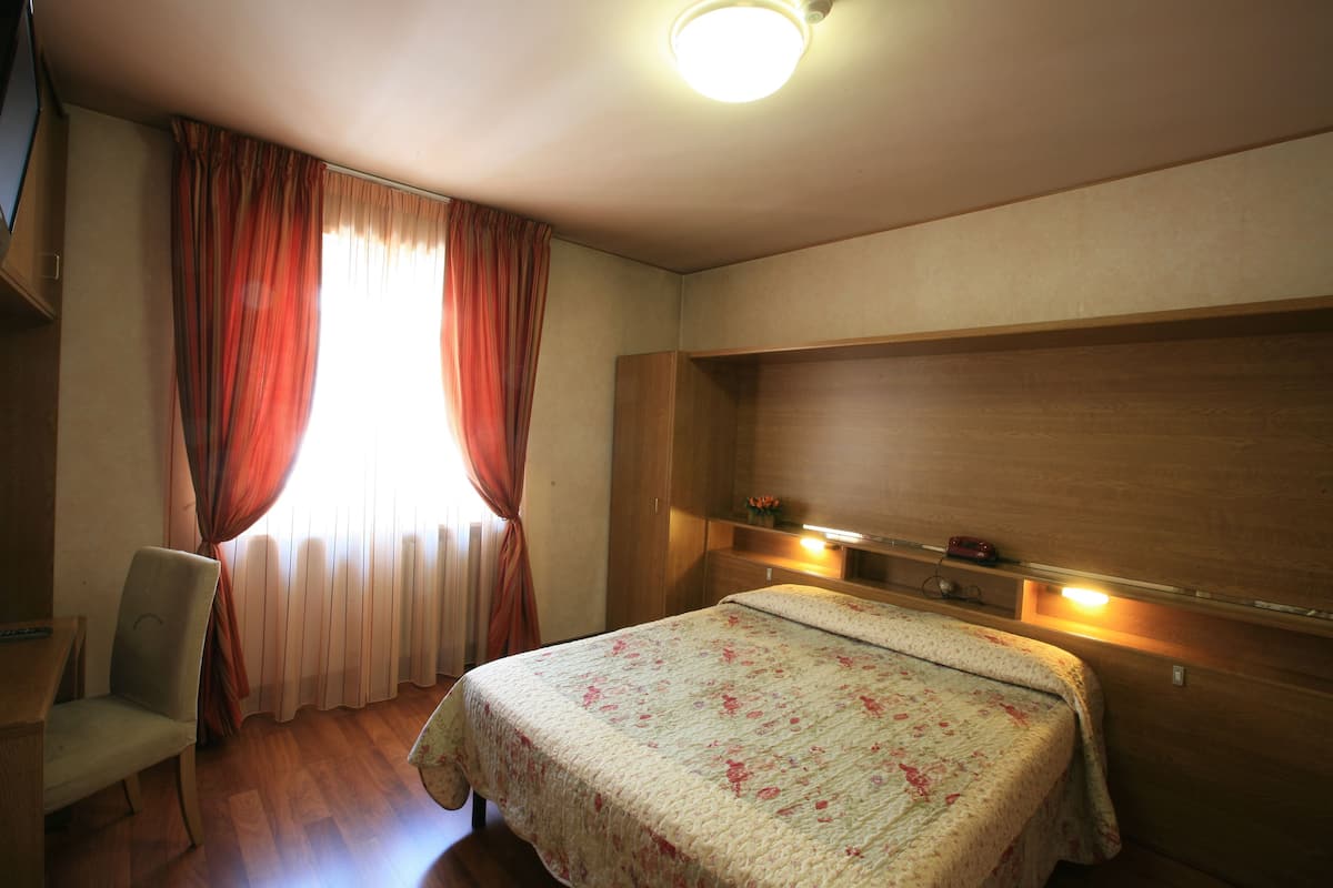 Desk, bed sheets, wheelchair access