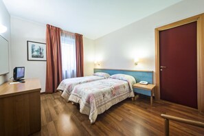 Desk, bed sheets, wheelchair access