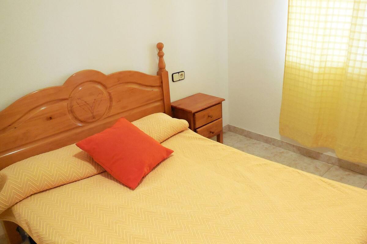 Cots/infant beds, bed sheets