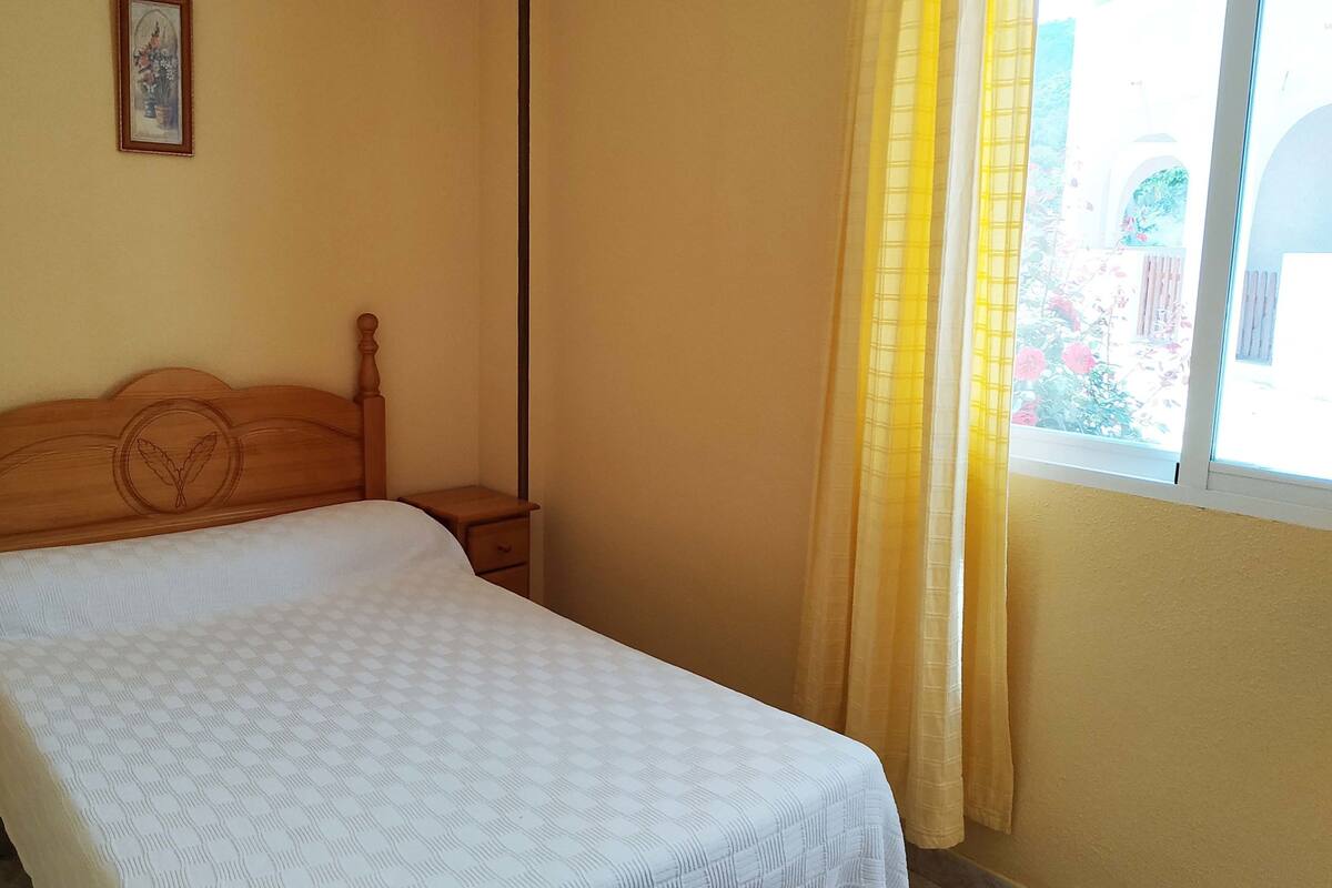 Cots/infant beds, bed sheets