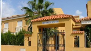 A building with a sign reading "ESTACIONAL ANA CAB". - Kione Anamar (Alcala de Xivert)